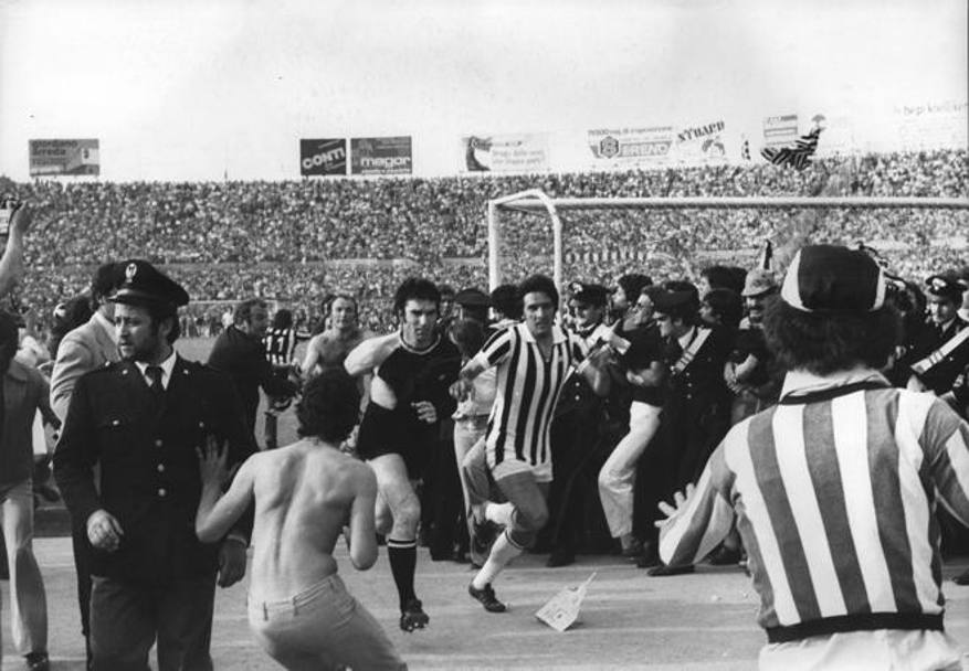  scudetto campionato 1974-75: Zoff e Scirea sfuggono ai tifosi durante l&#39;invasione di campo. Rcs Quotidiani 
